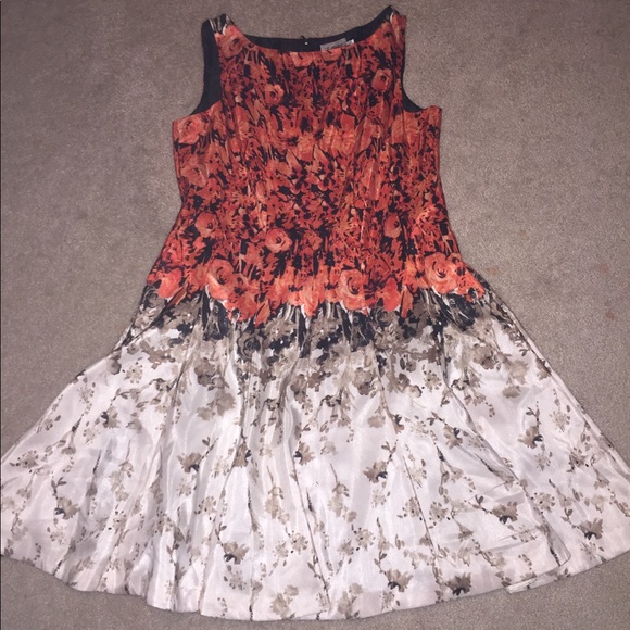 PRETTY FLORAL PATTERN DRESS💃🏾👗. EUC - Picture 1 of 6